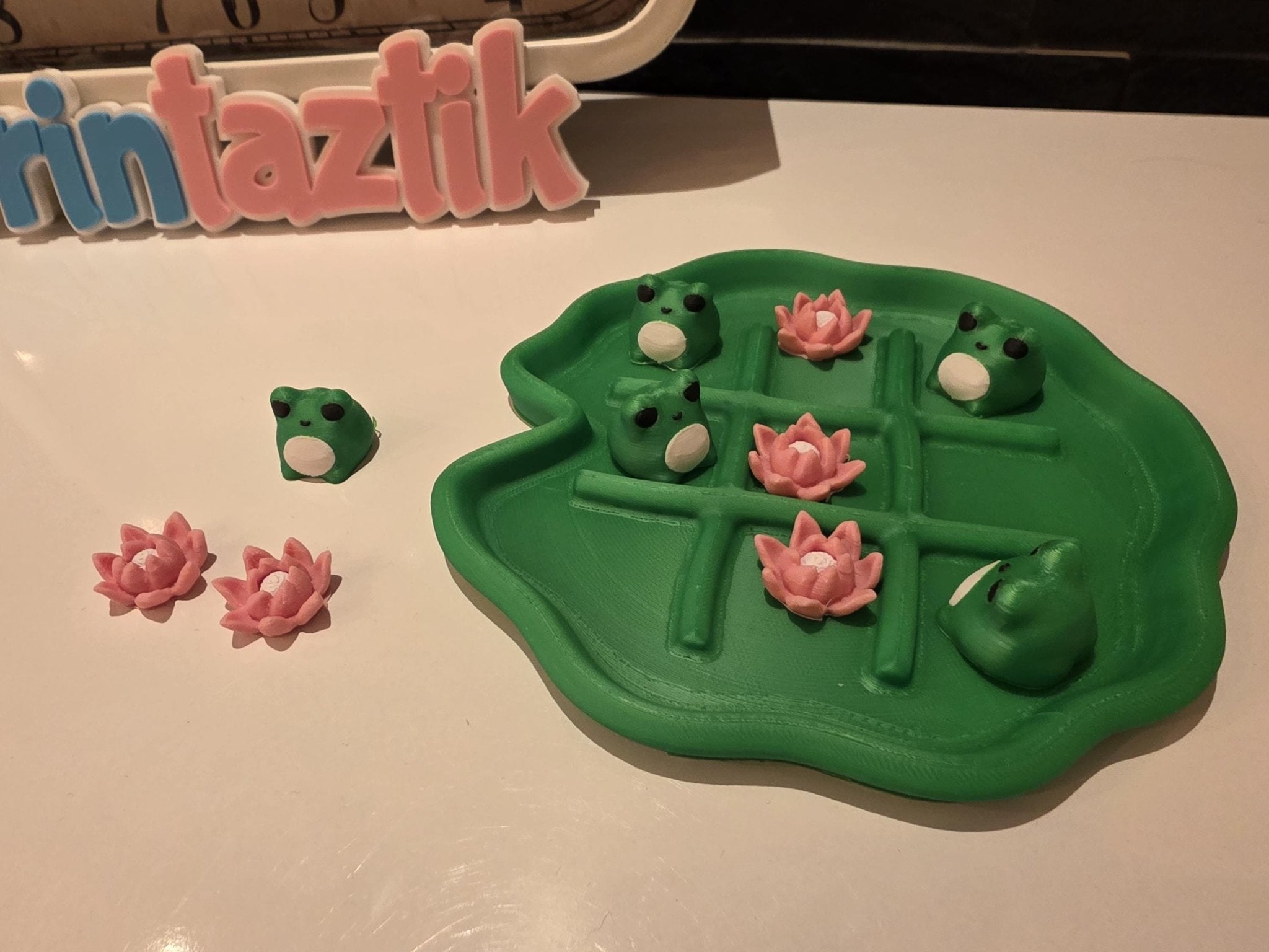 Frosch Tic Tac Toe Spiel| Personalisierbares 3D Reisespiel | Multi-Color Unikat | Geschenkidee für Kinder & Gamer | Printaztik