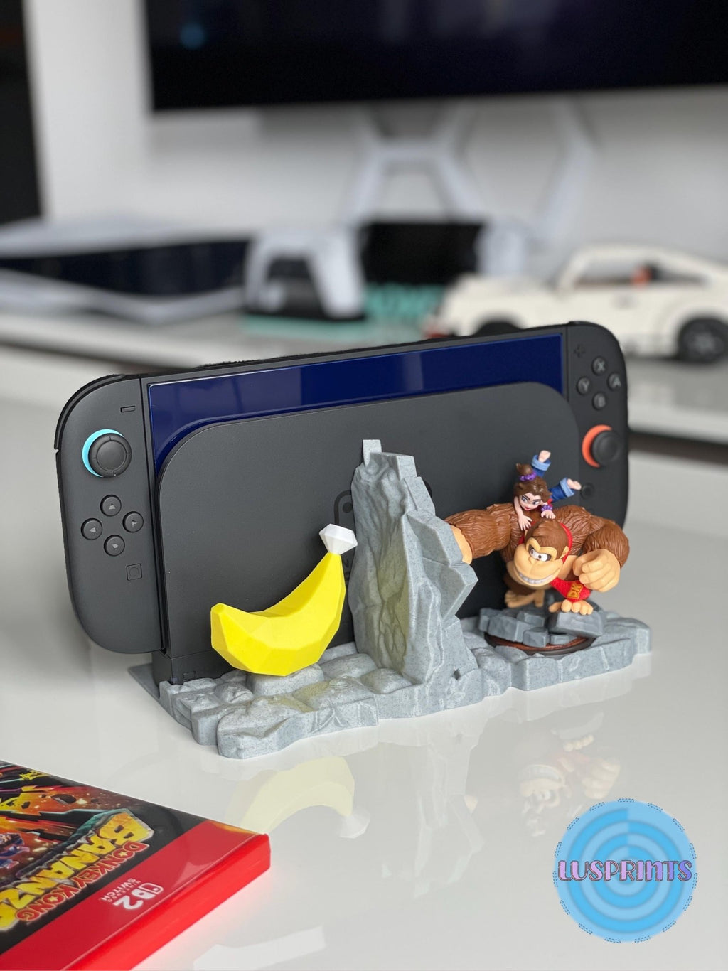 Nintendo Switch Dock Ständer von der Seite, zeigt die Konsole in Verwendung und die Gaming Deko.