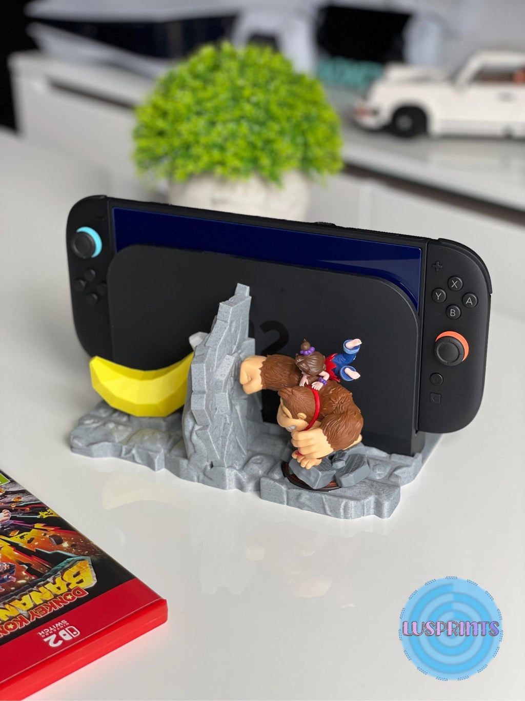 DK Dock Ständer als Gaming Deko im Regal, perfekt für Sammlerstücke und das Setup.