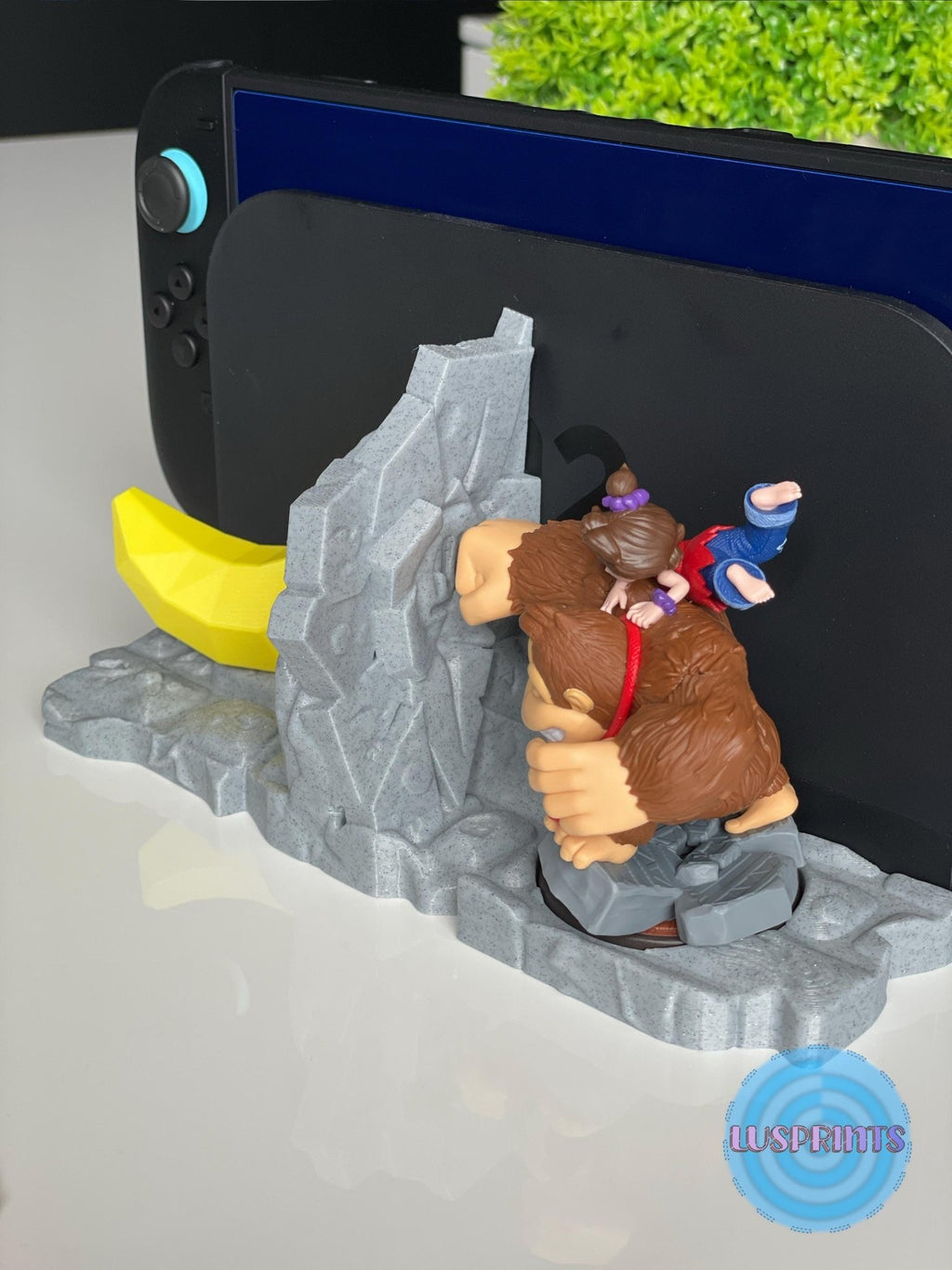 Nahaufnahme des DK Dock Ständers, zeigt die 3D-Druck Textur und den Ausschnitt für die Amiibo Figur.