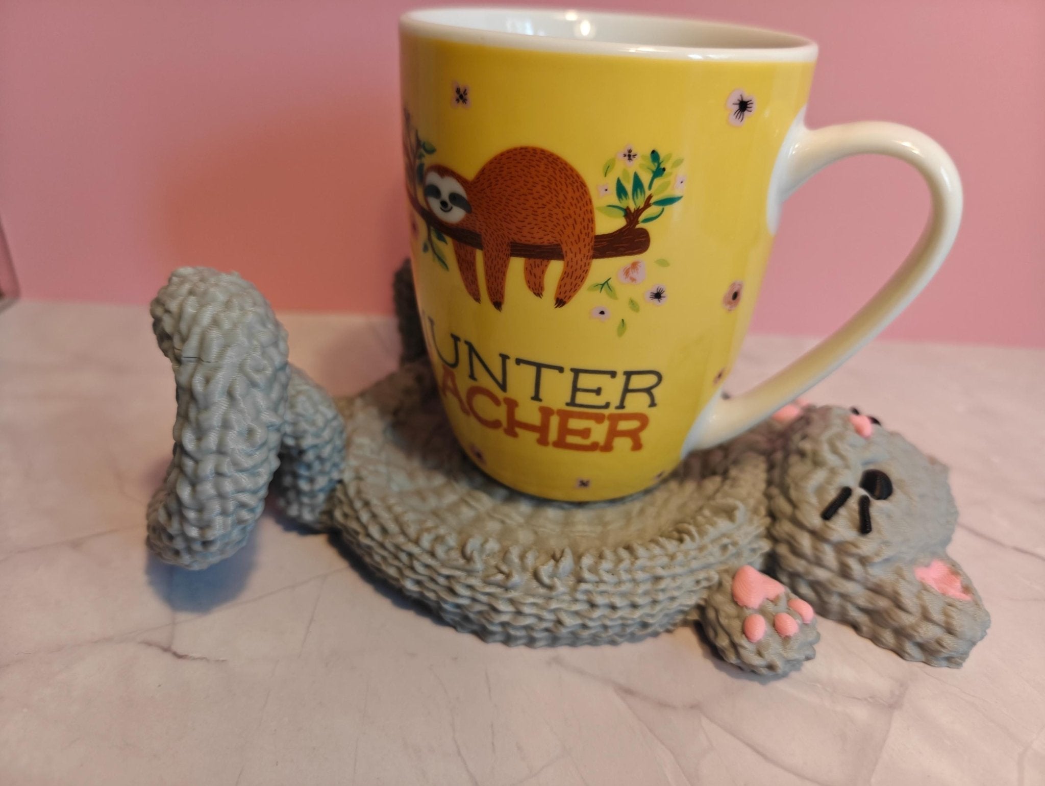 Katzen Untersetzer als Tassen Halter unter einer Kaffeetasse. Zeigt die Größe und Funktion als Getränkeuntersetzer.