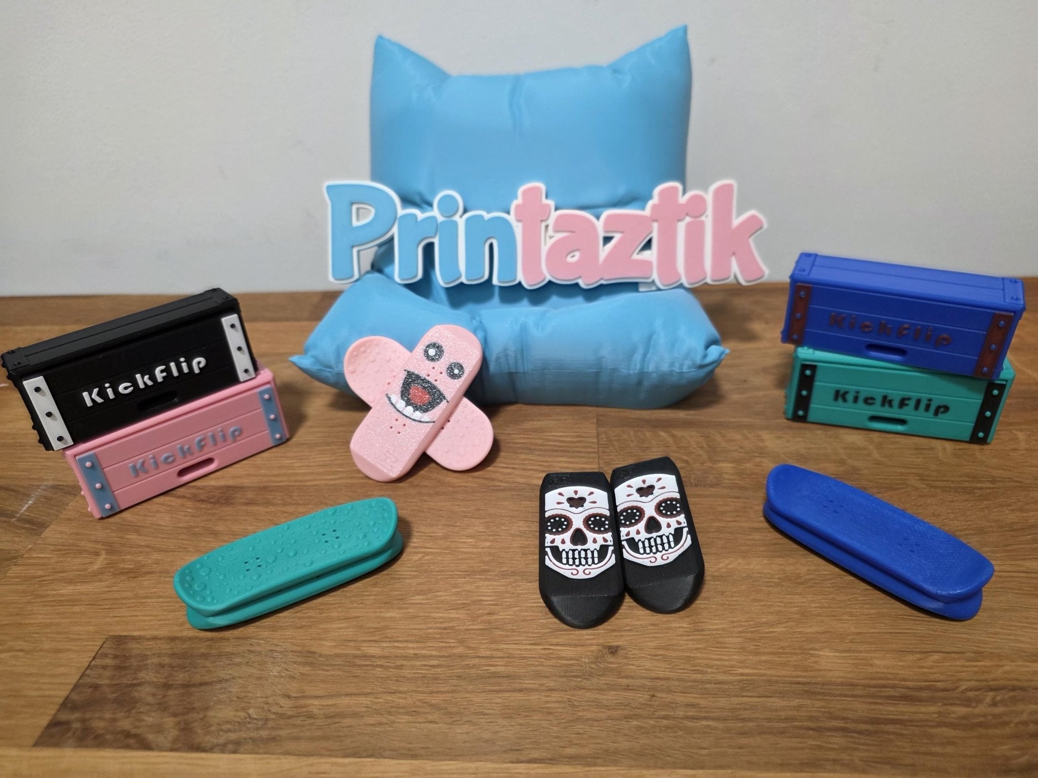 Mini-Skateboard Fidget auf Holzhintergrund – Anti-Stress Geschenkidee