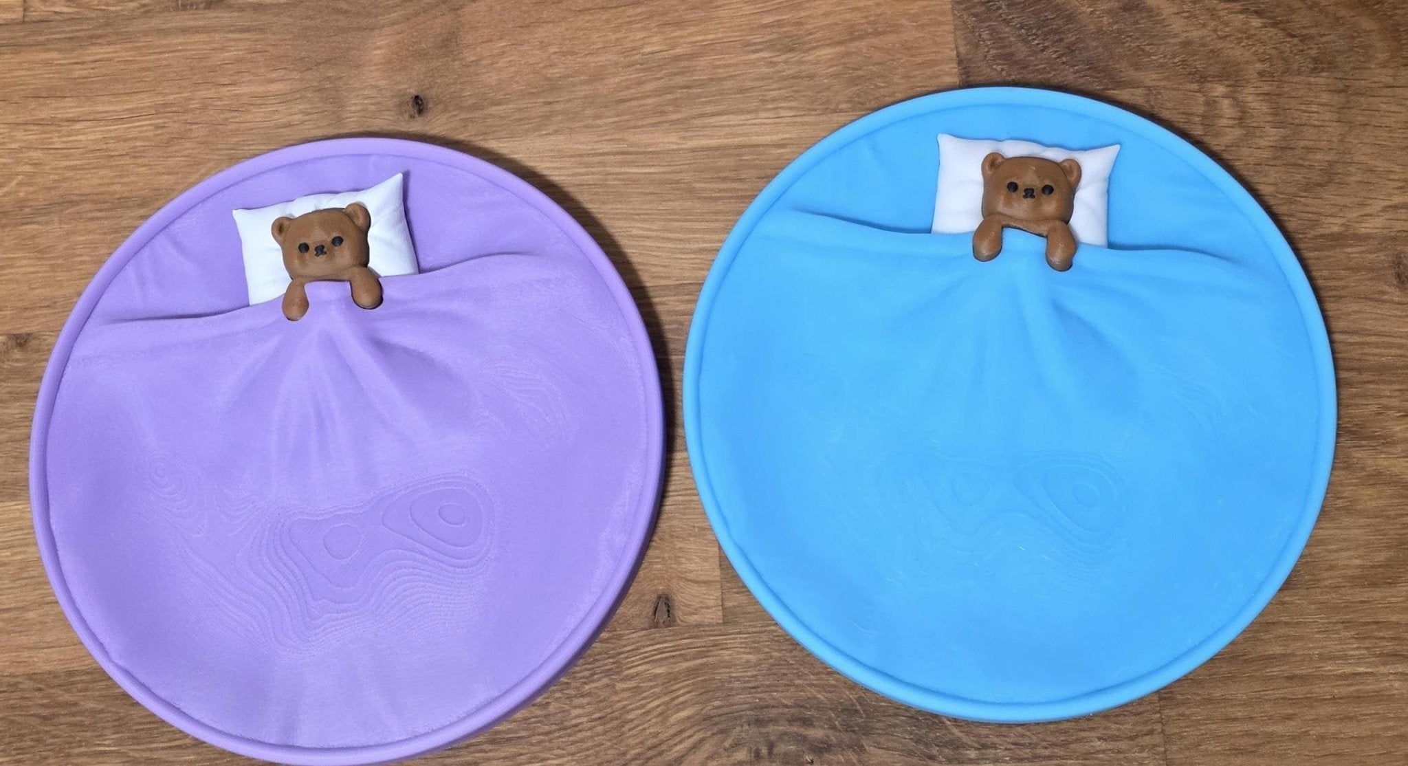 „Rundes 3D-gedrucktes Ablage-Tablett mit schlafendem Bären unter Decke, ideal für Kinderzimmer oder Schreibtisch.“