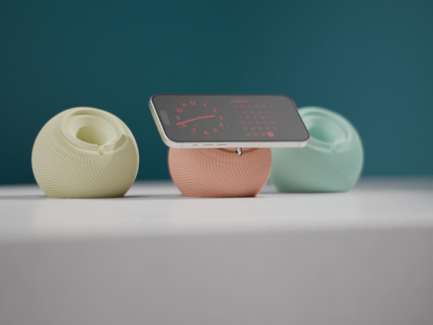 MagSafe Ladestation in kompakter, ovaler Form. Der Nightstand Orbit ist in Wunschfarbe personalisierbar und wurde für mühelose Bedienung und stabilen Halt entwickelt. Ideal als stylisches Geschenk für Apple-User.