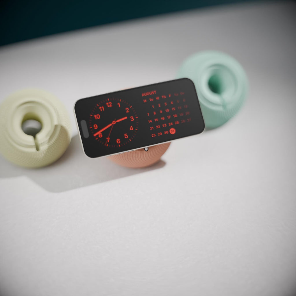 Minimalistischer MagSafe Ladeständer, Nightstand Orbit, 3D gedruckt in sanften Pastellfarben. Die fein texturierte Oberfläche erinnert an den ikonischen HomePod Mini Look und sorgt für ein modernes Tech-Statement auf dem Schreibtisch.